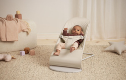 BABYBJORN - leżaczek BLISS WOVEN/JERSEY Tri Fabric, Jasny Beż + Zabawka 
